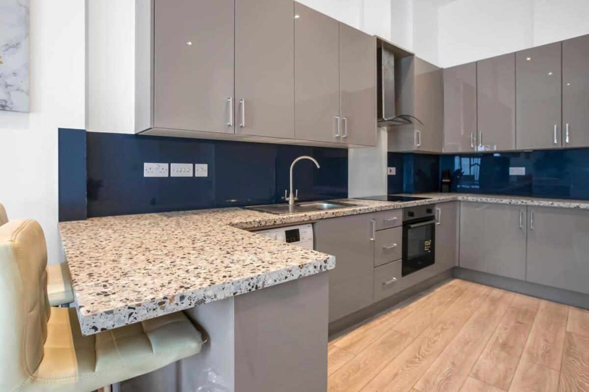 Lovely 1 Bedroom Apartment In Central Уокинг Экстерьер фото