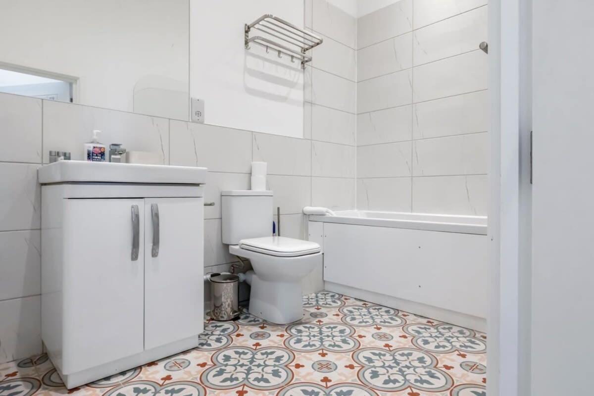 Lovely 1 Bedroom Apartment In Central Уокинг Экстерьер фото